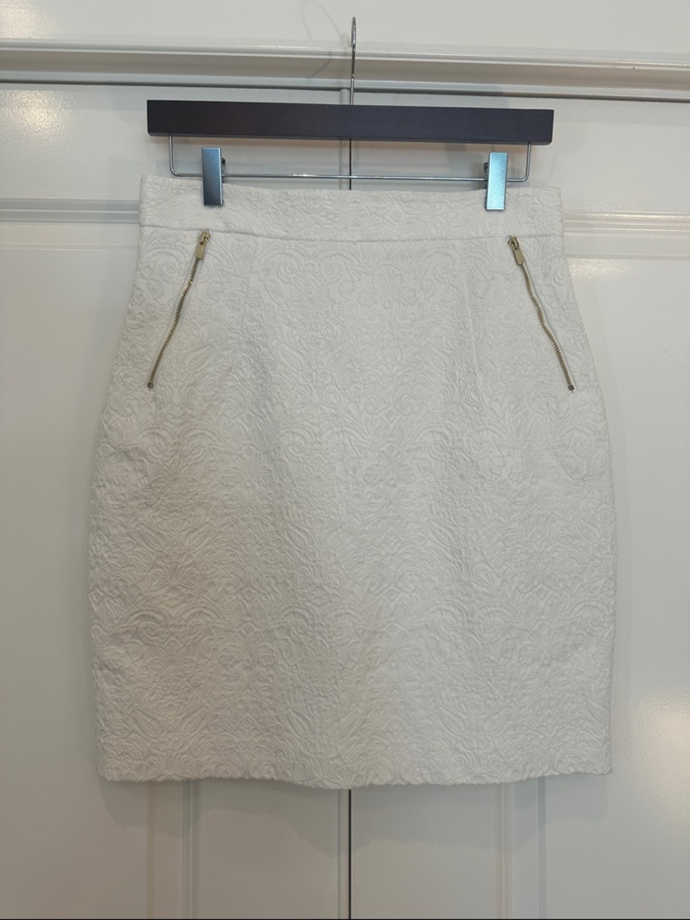 NWOT H&M White Floral Brocade Textured Pencil Skirt with Gold Zippers size 10